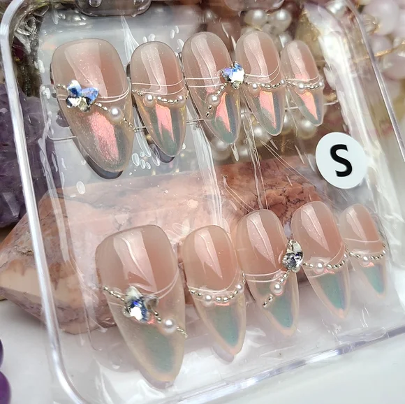 Iridescent Pearl Press-On Nail Set - Picture 3 of 5